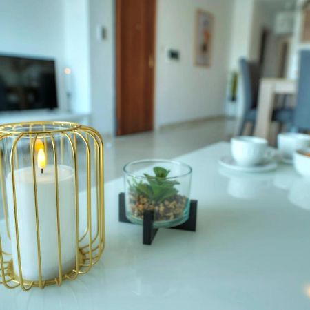 Seafront Beautifully Furnished 2 Bedrooms Gogzr-3 Gzira Eksteriør bilde