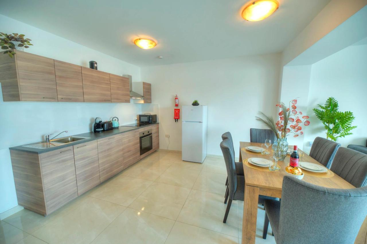 Seafront Beautifully Furnished 2 Bedrooms Gogzr-3 Gzira Eksteriør bilde