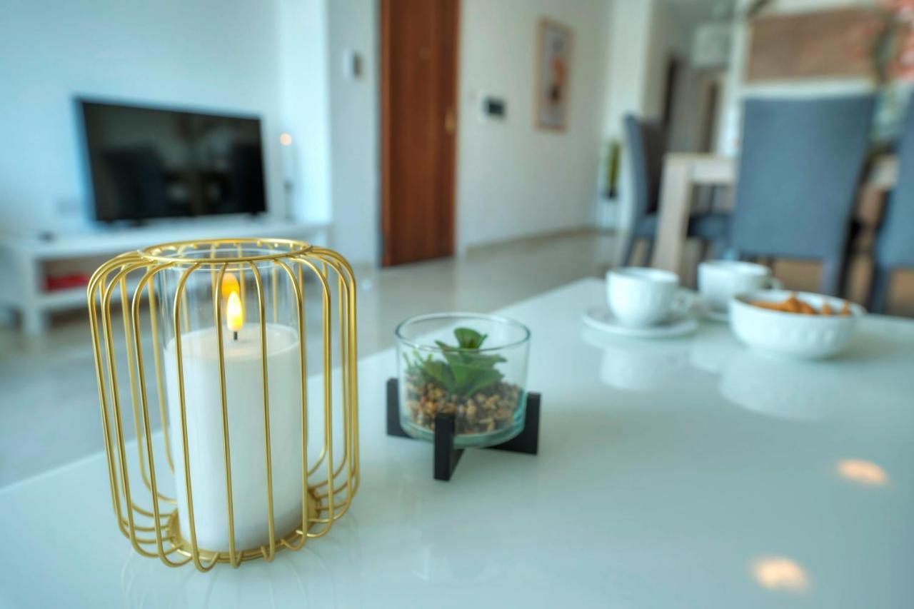 Seafront Beautifully Furnished 2 Bedrooms Gogzr-3 Gzira Eksteriør bilde